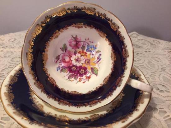 ０９２　エインズレイ　カップ＆ソーサー　フローラルブーケ　（ホワイト＆コバルトブルー）