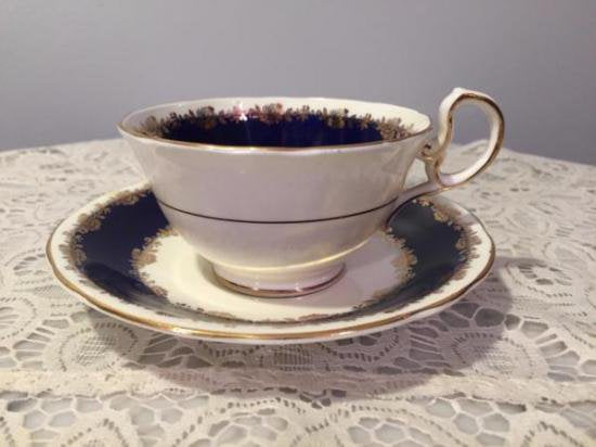 ０９２　エインズレイ　カップ＆ソーサー　フローラルブーケ　（ホワイト＆コバルトブルー）