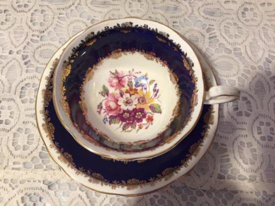 ０９２　エインズレイ　カップ＆ソーサー　フローラルブーケ　（ホワイト＆コバルトブルー）