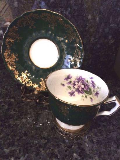 ０９４　エンズレイ　カップ＆ソーサー　スミレ　（グリーン＆ゴールド）