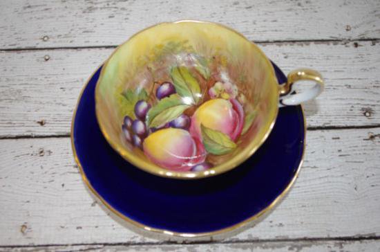 ０９５　エインズレイ　カップ＆ソーサー　フルーツ　（コバルトブルー＆ゴールド）