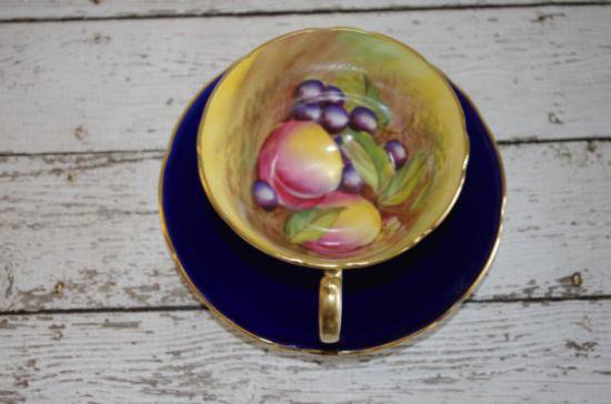 ０９５　エインズレイ　カップ＆ソーサー　フルーツ　（コバルトブルー＆ゴールド）