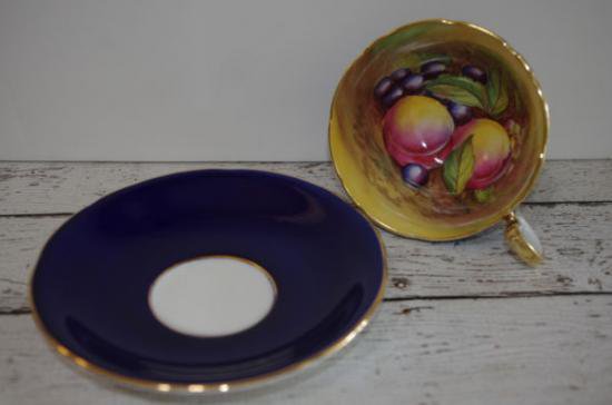 ０９５　エインズレイ　カップ＆ソーサー　フルーツ　（コバルトブルー＆ゴールド）