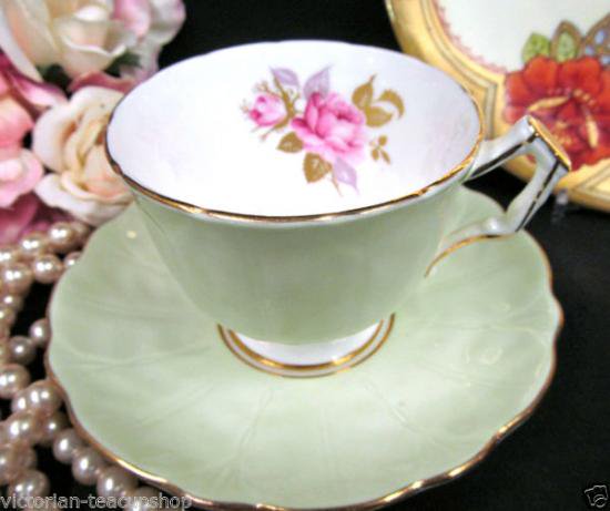 １００　エンズレイ　カップ＆ソーサー　ローズ　（パステルグリーン）