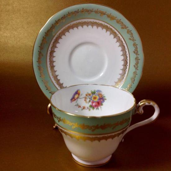１０２　エインズレイ　カップ＆ソーサー　フラワーモチーフ（ジェイドグリーン＆ゴールドフィリグリー）
