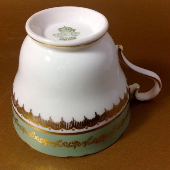 １０２　エインズレイ　カップ＆ソーサー　フラワーモチーフ（ジェイドグリーン＆ゴールドフィリグリー）