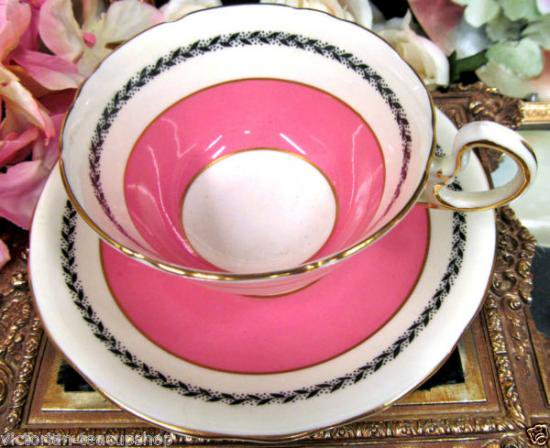 １０５　エインズレイ　カップ＆ソーサー　ドーリス　（ピンク＆ホワイト）