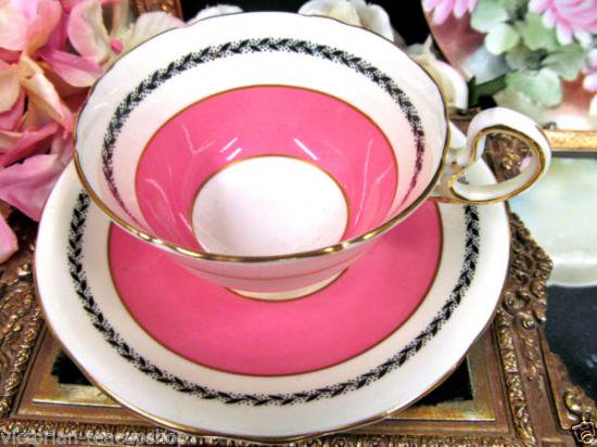 １０５　エインズレイ　カップ＆ソーサー　ドーリス　（ピンク＆ホワイト）