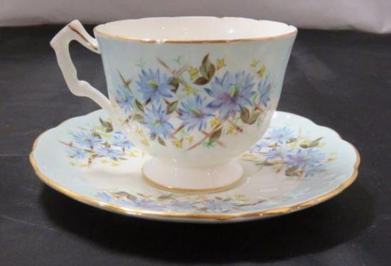 １１０　エンズレイ　カップ＆ソーサー　コーンフラワーモチーフ　（パステルブルー＆ホワイト）