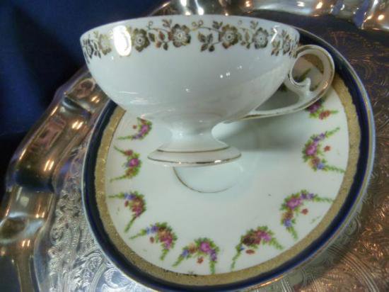 １１１　エインズレイ　カップ＆ソーサー　フローラル・ガーランド　（ホワイト＆コバルトブルー）