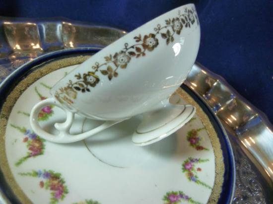 １１１　エインズレイ　カップ＆ソーサー　フローラル・ガーランド　（ホワイト＆コバルトブルー）