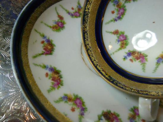 １１１　エインズレイ　カップ＆ソーサー　フローラル・ガーランド　（ホワイト＆コバルトブルー）