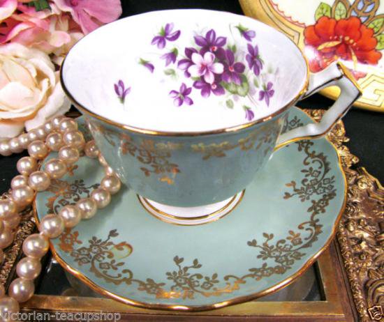 １１２　エインズレイ　カップ＆ソーサー　バイオレットパターン　（セージグリーン＆ゴールド）