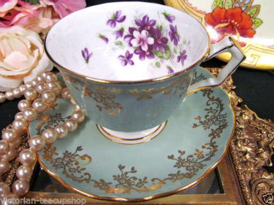 １１２　エインズレイ　カップ＆ソーサー　バイオレットパターン　（セージグリーン＆ゴールド）