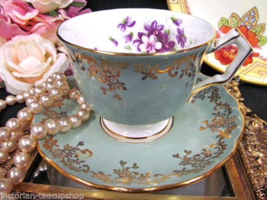 １１２　エインズレイ　カップ＆ソーサー　バイオレットパターン　（セージグリーン＆ゴールド）