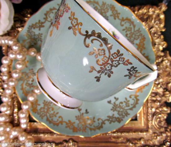 １１２　エインズレイ　カップ＆ソーサー　バイオレットパターン　（セージグリーン＆ゴールド）