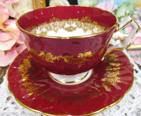 １１３　エインズレイ　カップ＆ソーサー　クロッカスシェイプ　（ワインレッド＆ゴールド）