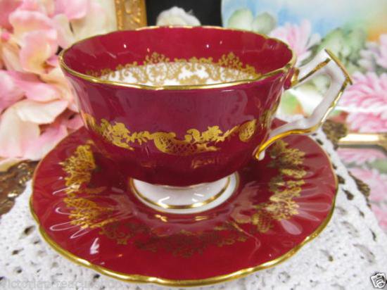 １１３　エインズレイ　カップ＆ソーサー　クロッカスシェイプ　（ワインレッド＆ゴールド）