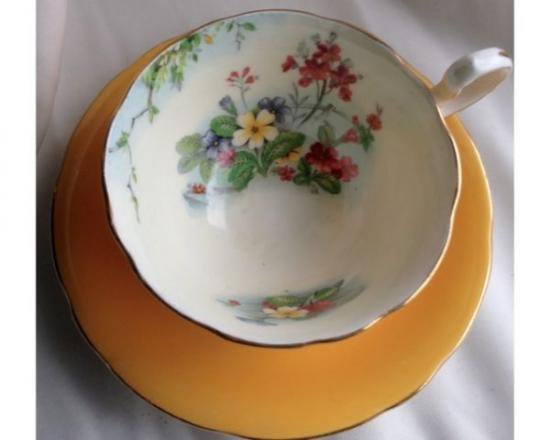 １２８　エインズレイ　カップ＆ソーサー　スミレフローラルブーケ　（イエローオレンジ）