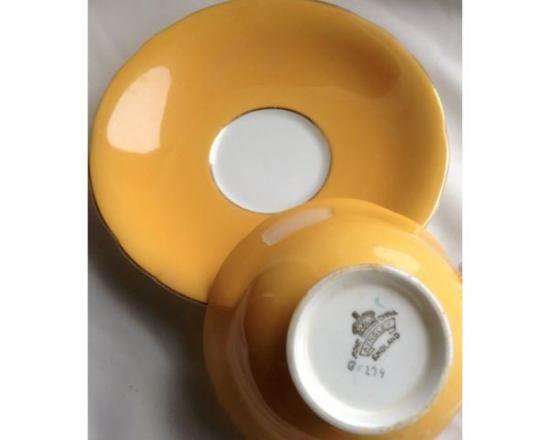 １２８　エインズレイ　カップ＆ソーサー　スミレフローラルブーケ　（イエローオレンジ）