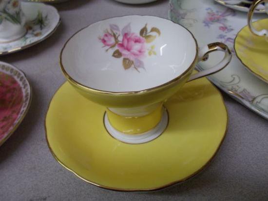 １３１　エンズレイ　イエロー＆ゴールドのカップ&ソーサー