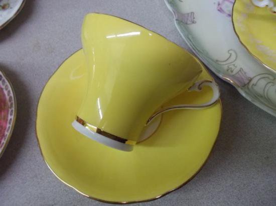 １３１　エンズレイ　イエロー＆ゴールドのカップ&ソーサー