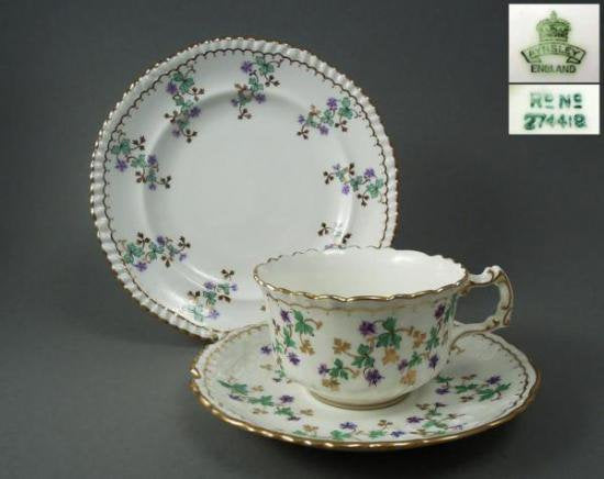 １３３　エンズレイ　アンティーク　ボーンチャイナ　手描きのカップ、ソーサー、プレートのトリオ