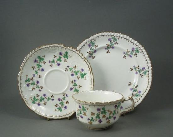 １３３　エンズレイ　アンティーク　ボーンチャイナ　手描きのカップ、ソーサー、プレートのトリオ