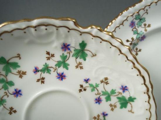 １３３　エンズレイ　アンティーク　ボーンチャイナ　手描きのカップ、ソーサー、プレートのトリオ