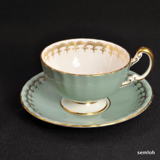 １３４　エンズレイ　セージグリーンとゴールドの渦巻き模様のカップ＆ソーサー