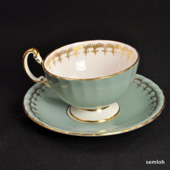 １３４　エンズレイ　セージグリーンとゴールドの渦巻き模様のカップ＆ソーサー