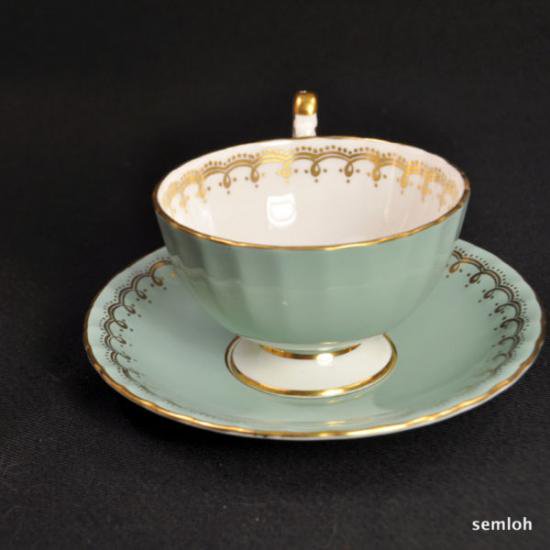 １３４　エンズレイ　セージグリーンとゴールドの渦巻き模様のカップ＆ソーサー