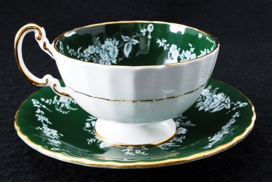 １３５　エンズレイ　ボーンチャイナ　ダークグリーン＆エナメルホワイト　ローズティーカップ＆ソーサー