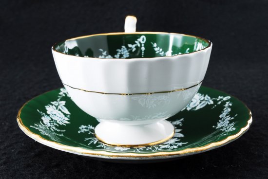 １３５　エンズレイ　ボーンチャイナ　ダークグリーン＆エナメルホワイト　ローズティーカップ＆ソーサー