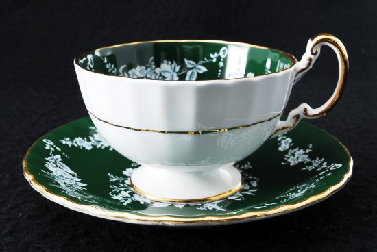 １３５　エンズレイ　ボーンチャイナ　ダークグリーン＆エナメルホワイト　ローズティーカップ＆ソーサー