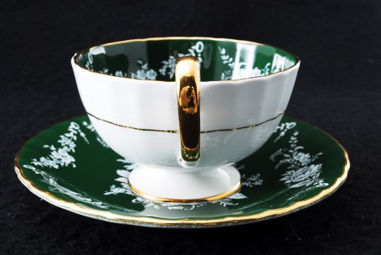 １３５　エンズレイ　ボーンチャイナ　ダークグリーン＆エナメルホワイト　ローズティーカップ＆ソーサー