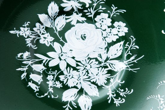 １３５　エンズレイ　ボーンチャイナ　ダークグリーン＆エナメルホワイト　ローズティーカップ＆ソーサー