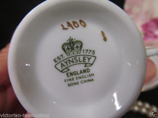 エンズレイ　コルセット型　ピンク＆ゴールドのインド更紗パターン　ティーカップ＆ソーサー