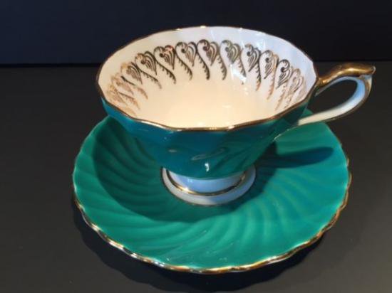 １３９　エンズレイ　グリーンと金めっきの渦巻き模様のカップアンドソーサー