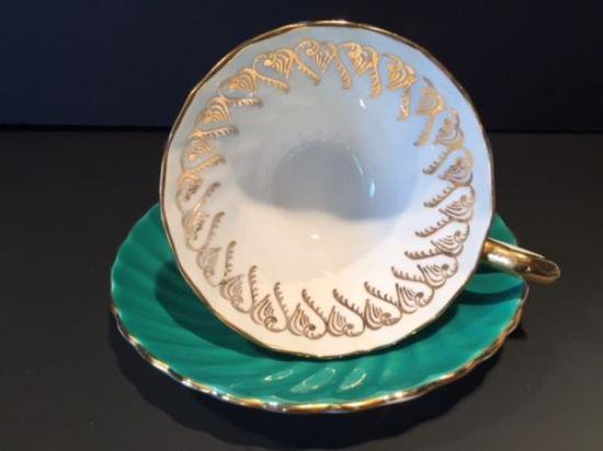 １３９　エンズレイ　グリーンと金めっきの渦巻き模様のカップアンドソーサー
