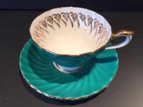 １３９　エンズレイ　グリーンと金めっきの渦巻き模様のカップアンドソーサー