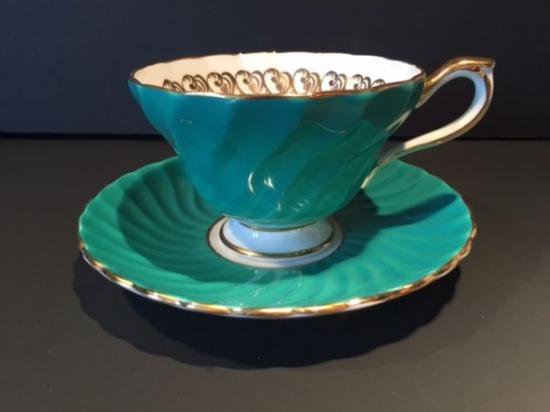 １３９　エンズレイ　グリーンと金めっきの渦巻き模様のカップアンドソーサー