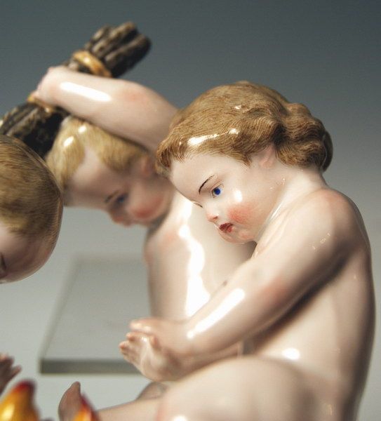 マイセン人形（フィギュリン）  四季「冬の寓意」  1880年頃製作