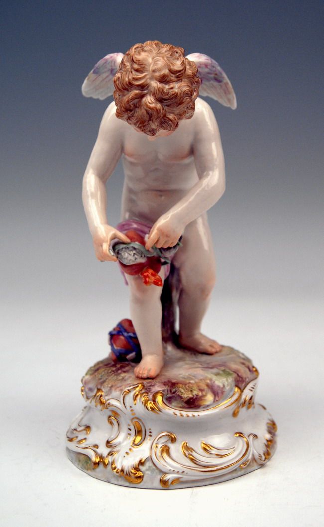 マイセン人形・フィギュリン　ハートを持ったアモールの天使　A. リングラー（1900年ころ）型番号P139