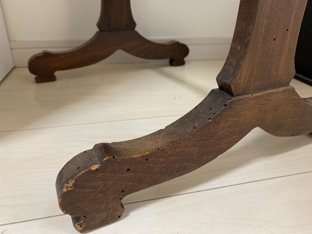エミールガレの初期作品　3匹の猫が描かれたテーブル