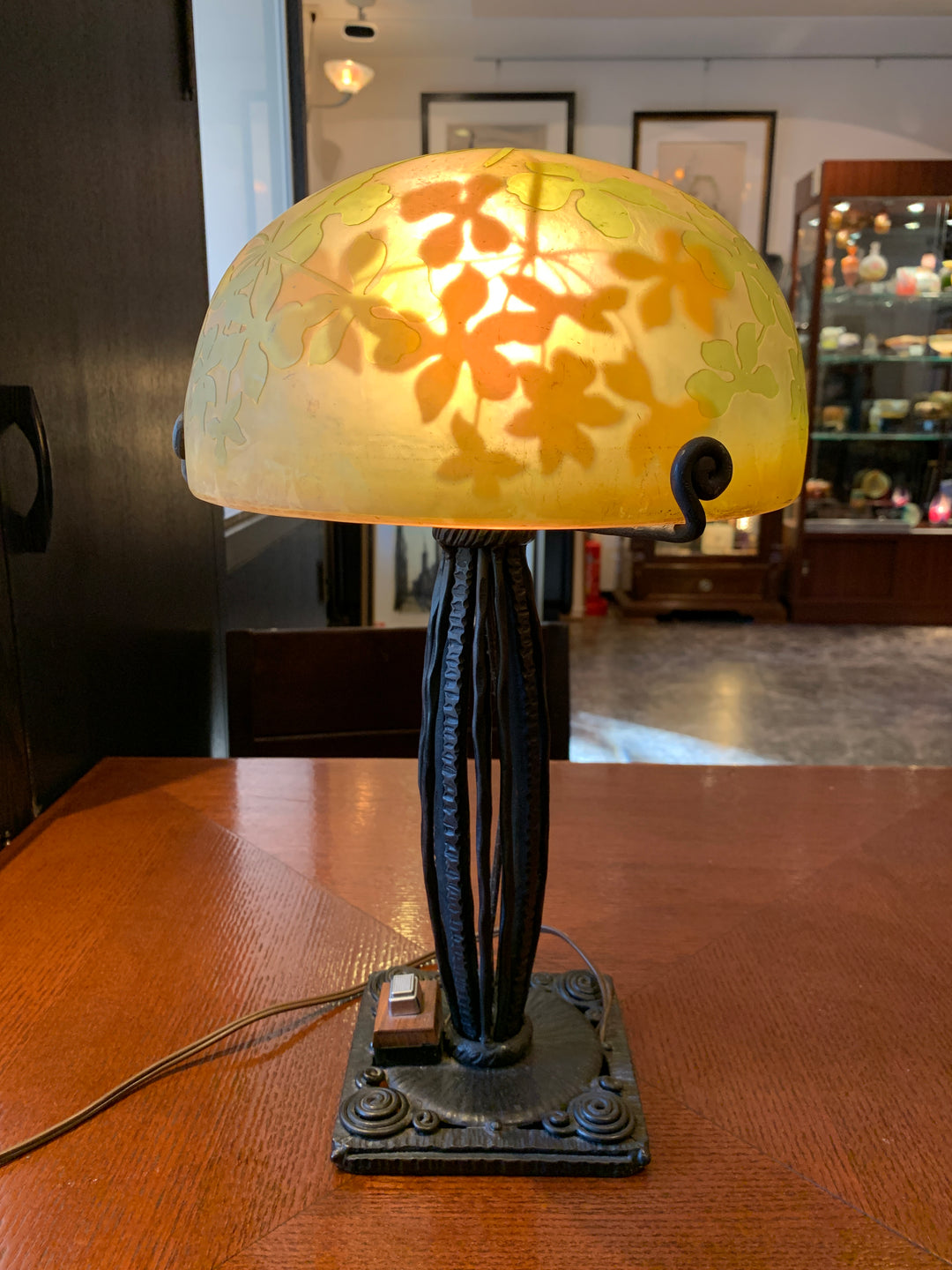 エミールガレ　シュガーパインの葉のアンティークテーブルランプ（アールヌーボー時代）