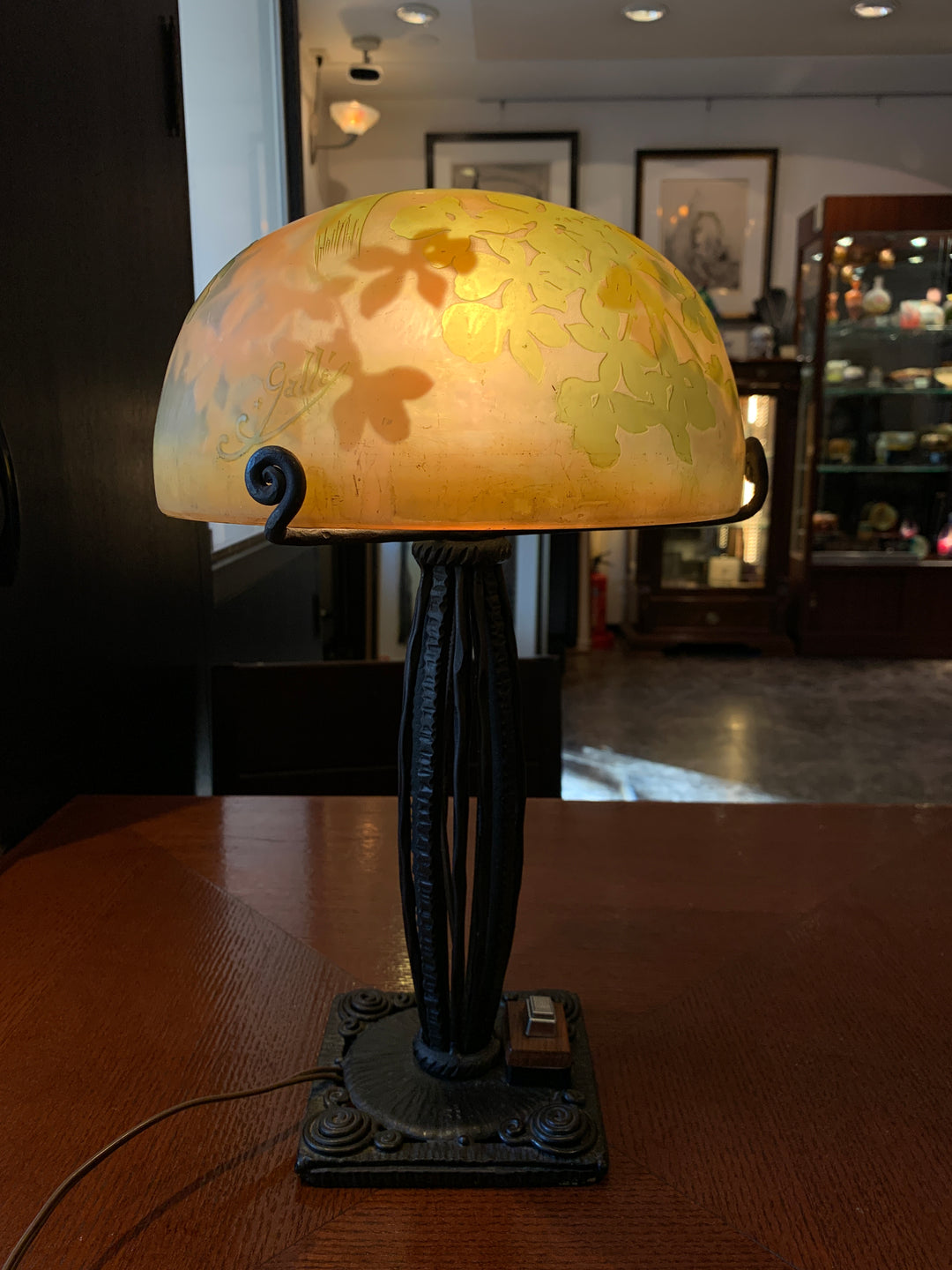 エミールガレ　シュガーパインの葉のアンティークテーブルランプ（アールヌーボー時代）