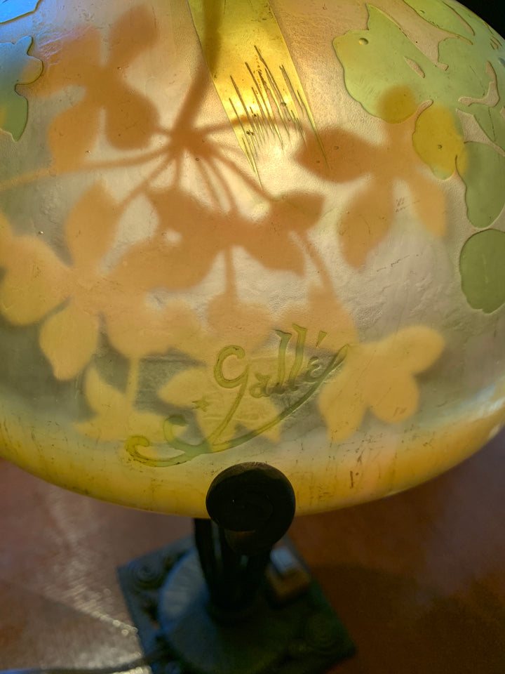 エミールガレ　シュガーパインの葉のアンティークテーブルランプ（アールヌーボー時代）