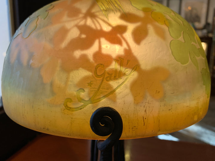 エミールガレ　シュガーパインの葉のアンティークテーブルランプ（アールヌーボー時代）のサイン