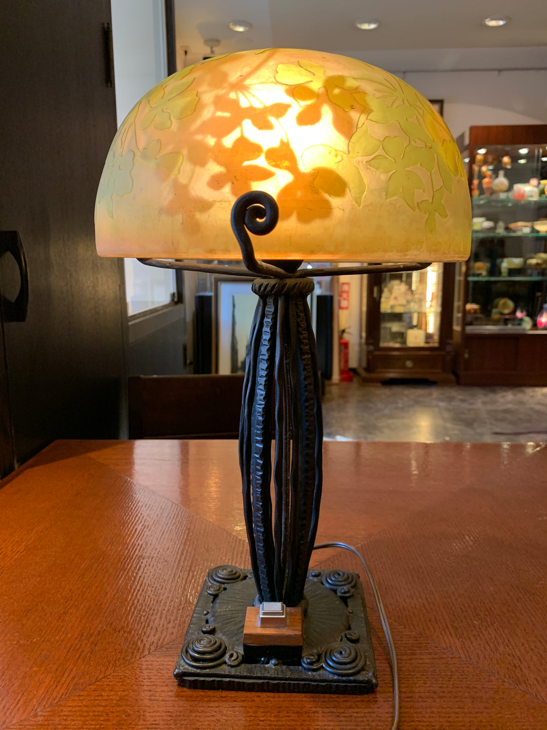 エミールガレ　シュガーパインの葉のアンティークテーブルランプ（アールヌーボー時代）